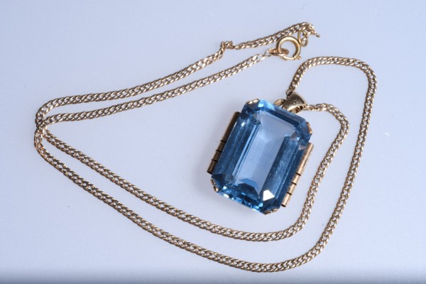 Bild Anhänger mit großem Spinell, Fassung und Kette Gelbgold 585